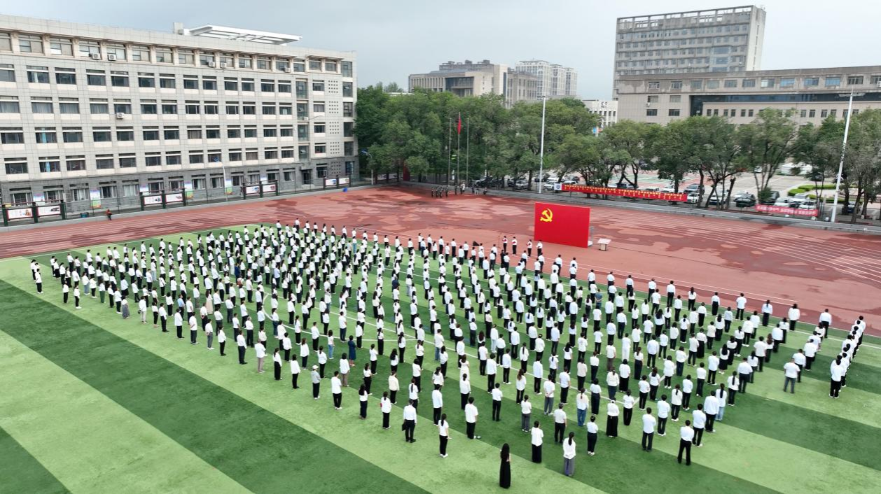 學(xué)校舉行“七一”升國旗暨新黨員宣誓、 老黨員重溫誓詞儀式