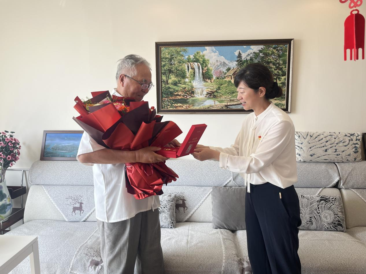 校領(lǐng)導(dǎo)走訪慰問老黨員并頒發(fā)“光榮在黨50年”紀(jì)念章
